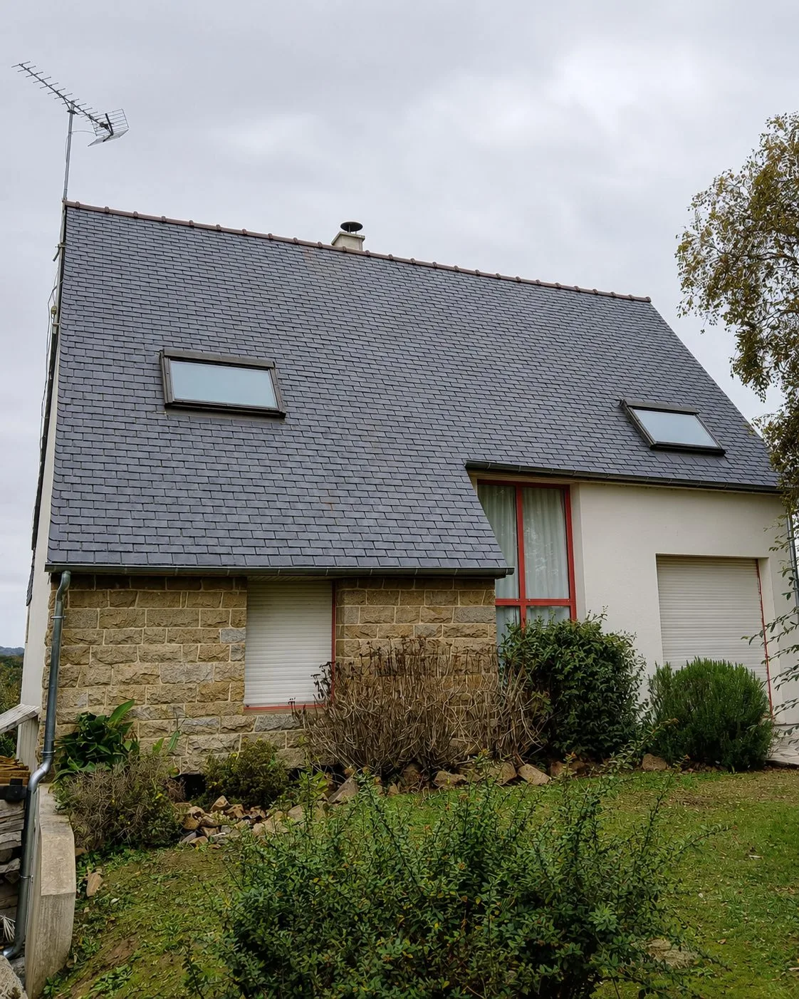 Toiture en ardoises avec fenêtres de toit